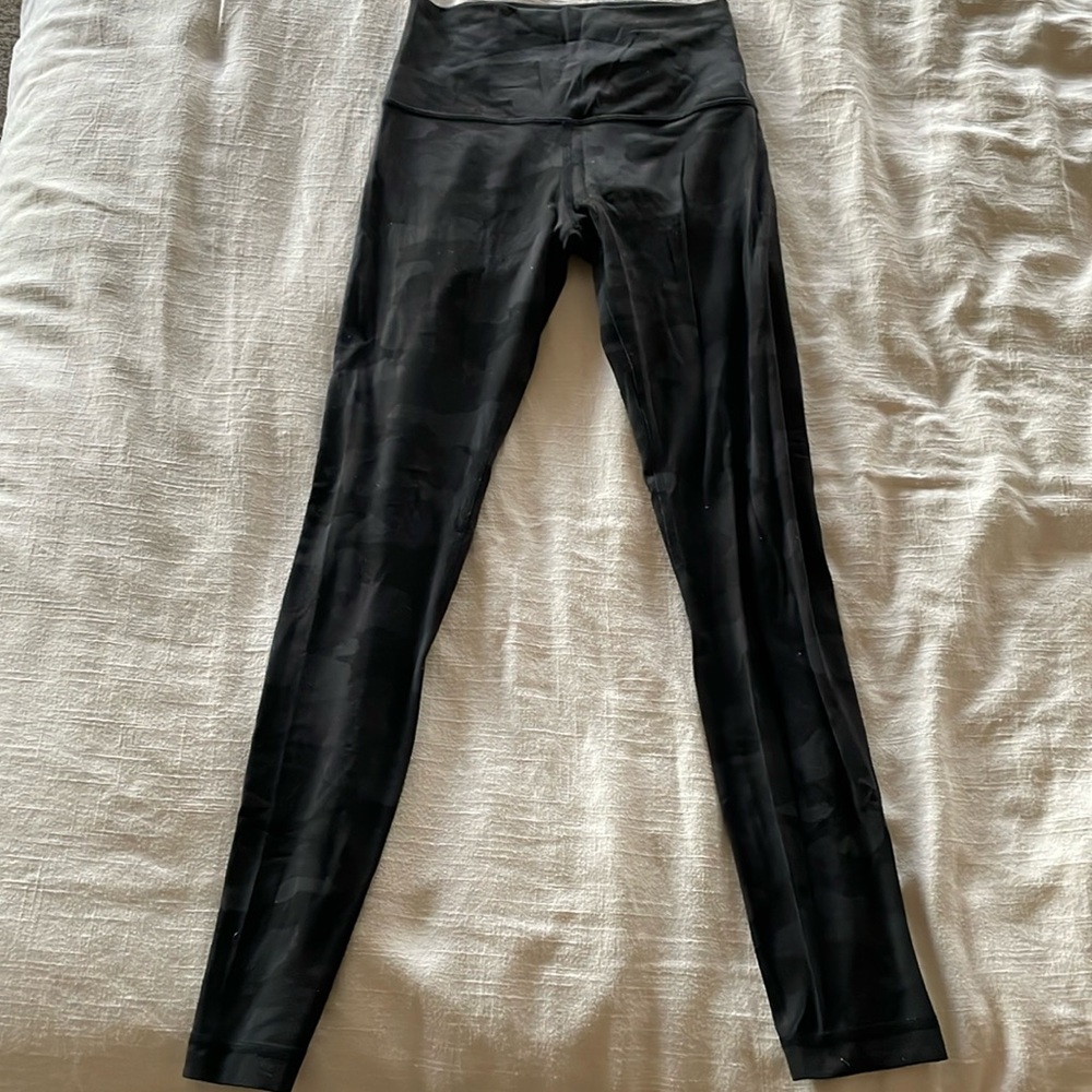 LULULEMON CAMO PRINT 28” ALIGN LEGGINGS. SIZE 2.